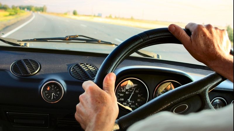 Inconştienţă la volan. Şofer, surprins de o cameră circulând pe contrasens cu 100 km/h