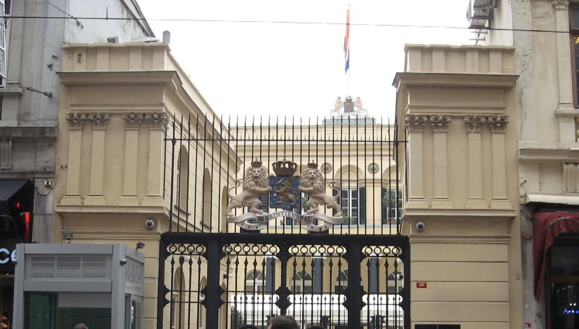 Olanda își închide consulatul din Istanbul, din cauza unei posibile amenințări teroriste