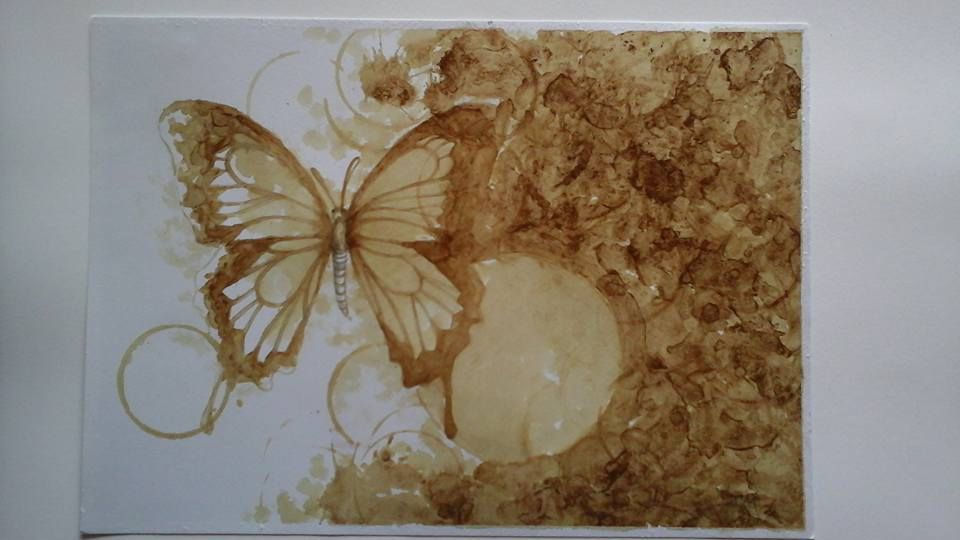 O tânără foloseşte cafeaua la pictat 