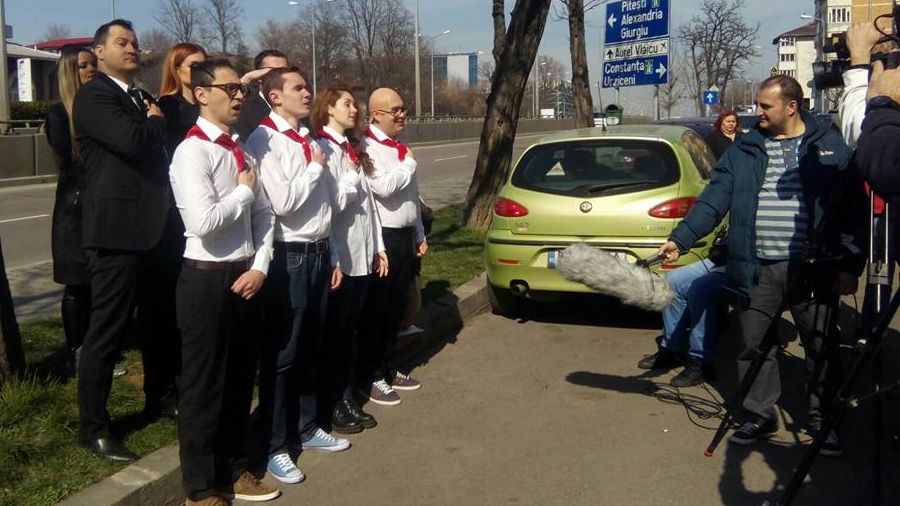 Cârcotaşii, lăsaţi fără sediu, au început filmările în stradă. FOTO 