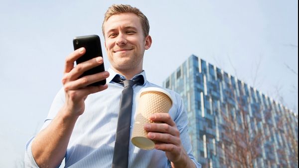 Pericolul la care se expun toţi bărbaţii care îşi ţin telefonul în buzunar