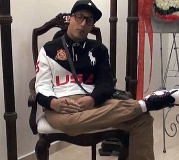 Era deranjat că-l privește insistent. S-a apropiat de el și s-a cutremurat. E cumplit ce a aflat