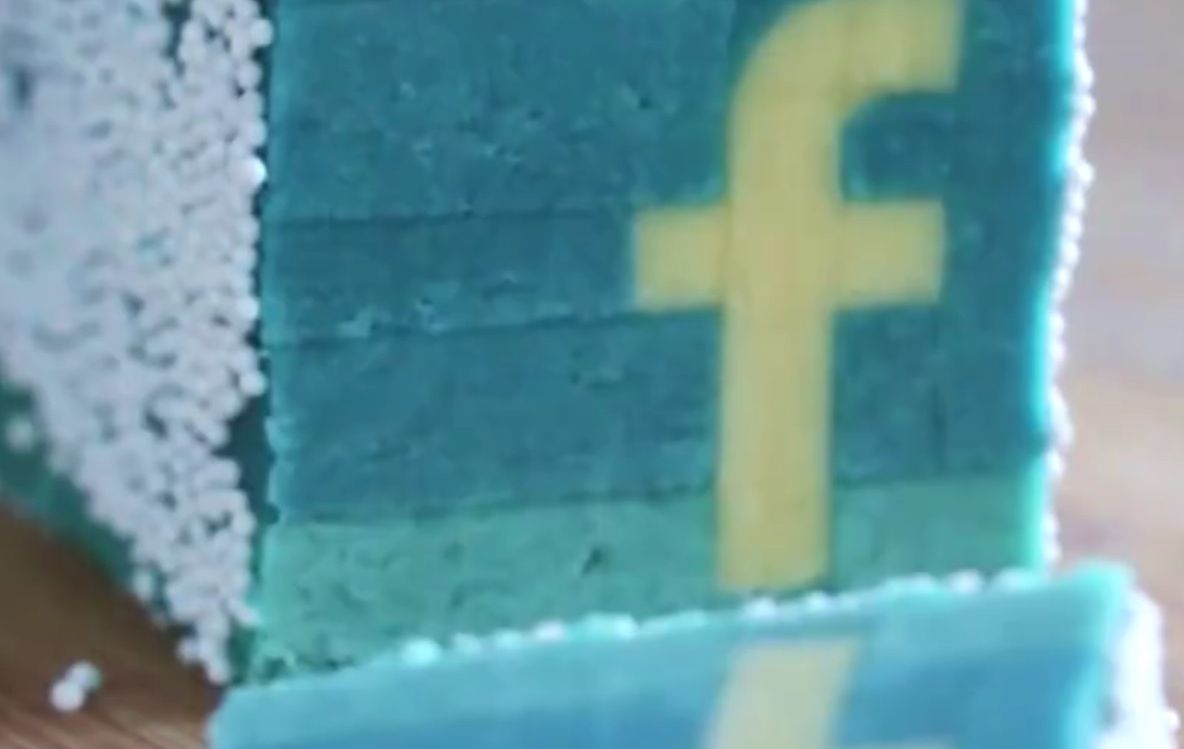 Desertul surpriză. Cum să faci prăjituri care să semene cu logo-urile Facebook sau Instagram 