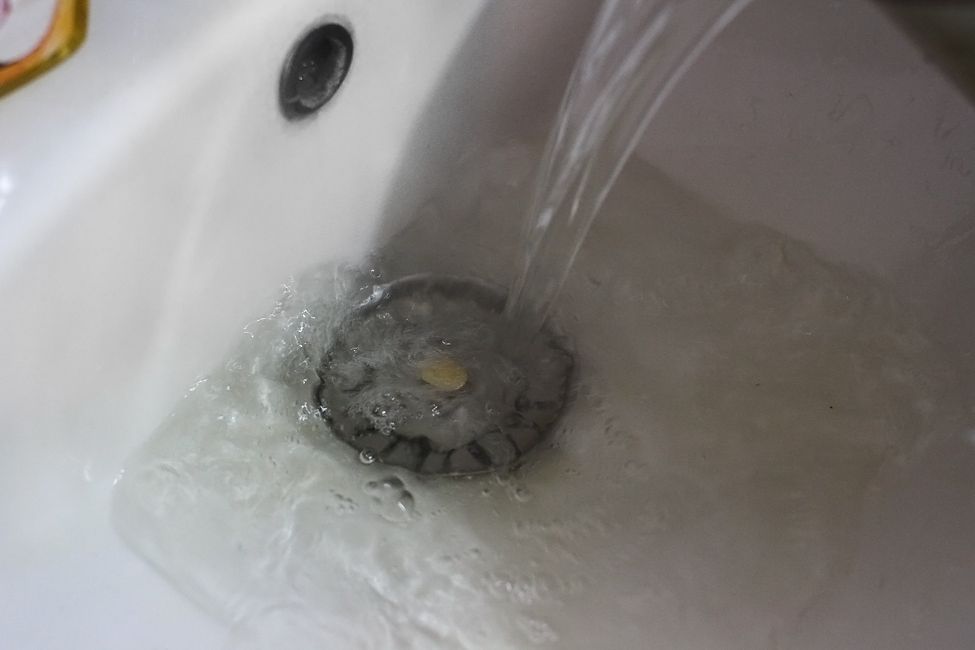 Și-a turnat în ochi soluție de desfundat țevile. A orbit! Nu a disperat, pentru că... E halucinant!