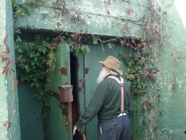 A deschis ușa din spatele curții și a mers prin tunel până în capăt. Acolo a rămas fără cuvinte