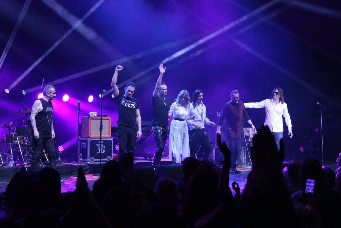 Apariţie surpriză la spectacolul trupei Direcţia 5. Un artist şi-a prezentat logodnica 