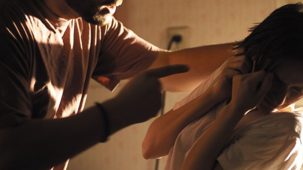 Satul unde toate femeile sunt bătute de soți.Coadă la Primărie ca să primească 6.000 lei despăgubire