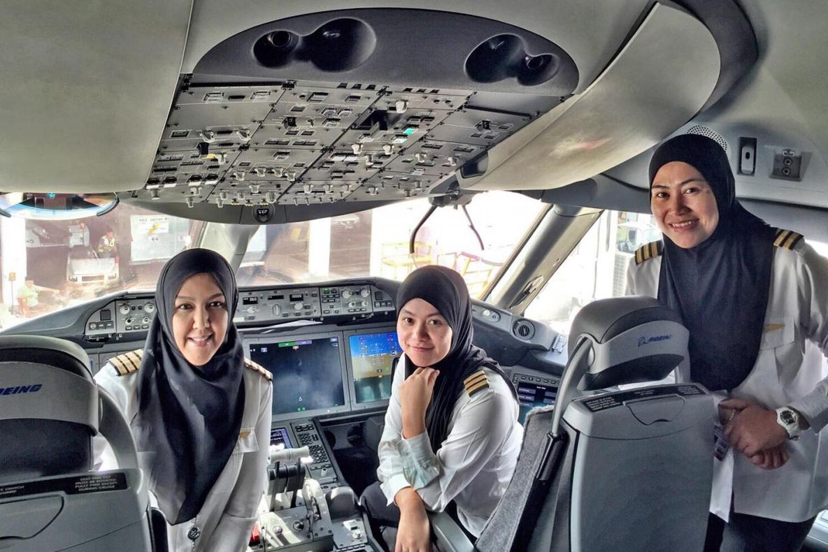 Un echipaj de femei-pilot în țara unde femeile nu au voie să conducă mașina