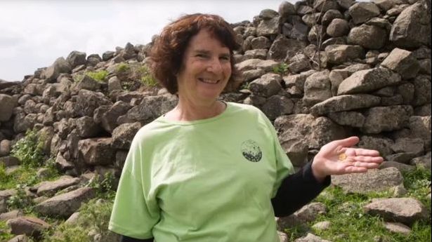 Se plimba prin pădure, când a văzut un obiect ciudat pe jos. A plâns de fericire când a privit atent