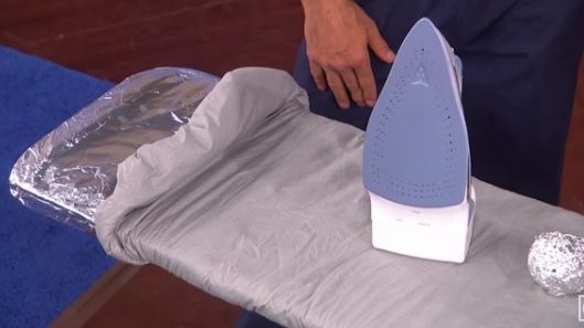 Acoperă masa de călcat cu folie de aluminiu. Motivul? Genial