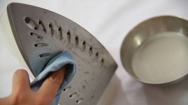 Cum cureţi rapid fierul de călcat. Ai nevoie doar de două ingrediente din bucătărie