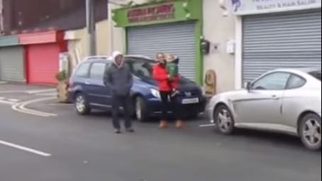 Viața bate filmul! O focă iese zilnic din ocean ca să meargă la restaurant