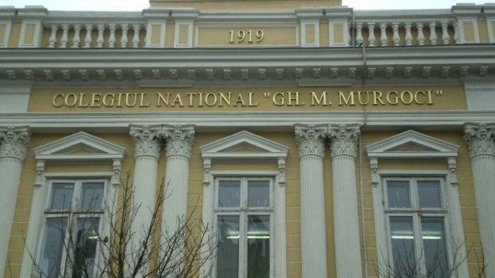 O elevă din Brăila a căzut de la etajul 3 al liceului. Medici: a încercat să se sinucidă 