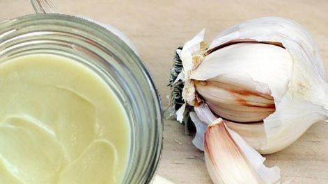 Aşa se prepară corect mujdeiul de usturoi. Toţi fac această greşeală care îi strică tot gustul