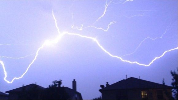 VIDEO. Avion lovit de trăsnet