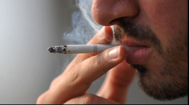 "Victime" ale legii antifumat: ce au păţit doi tineri care şi-au prins ţigările într-un loc nepermis