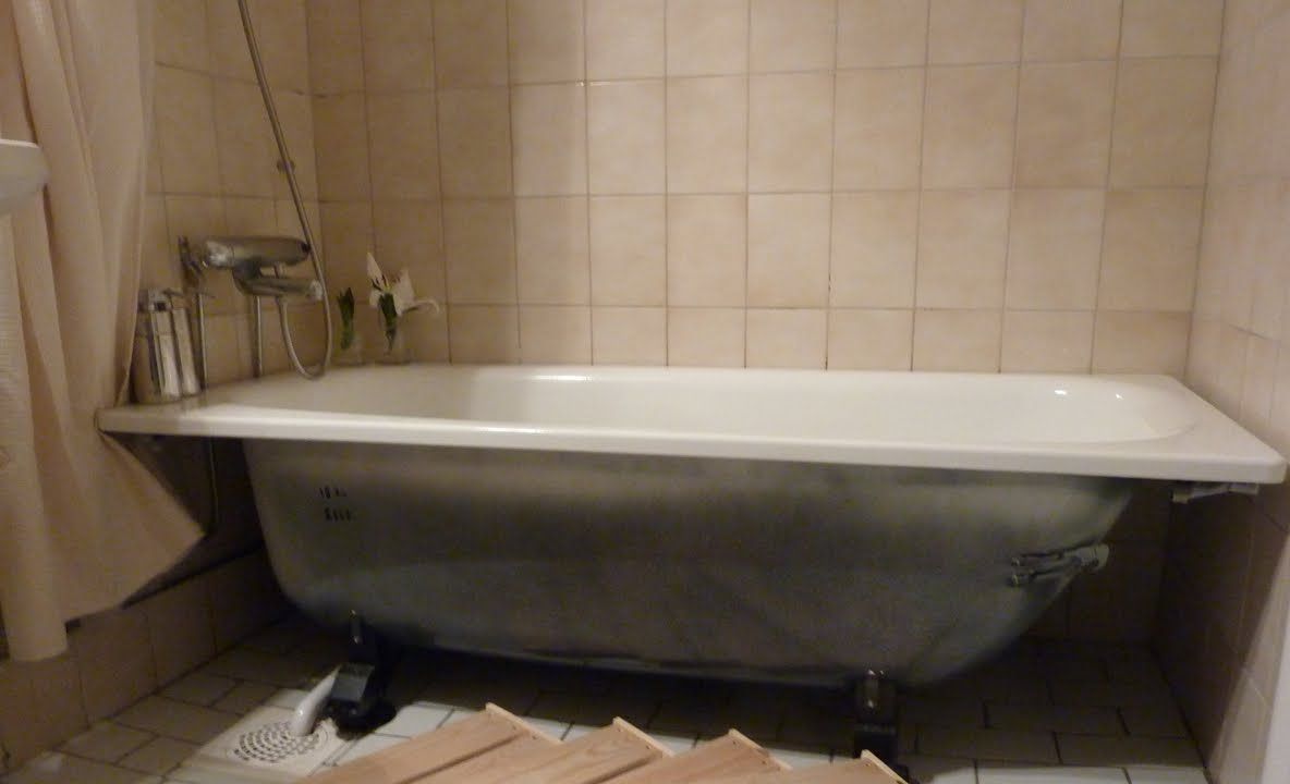 Descoperire fabuloasă pentru doi instalatori în timp ce renovau o baie.Vor să li se întoarcă norocul