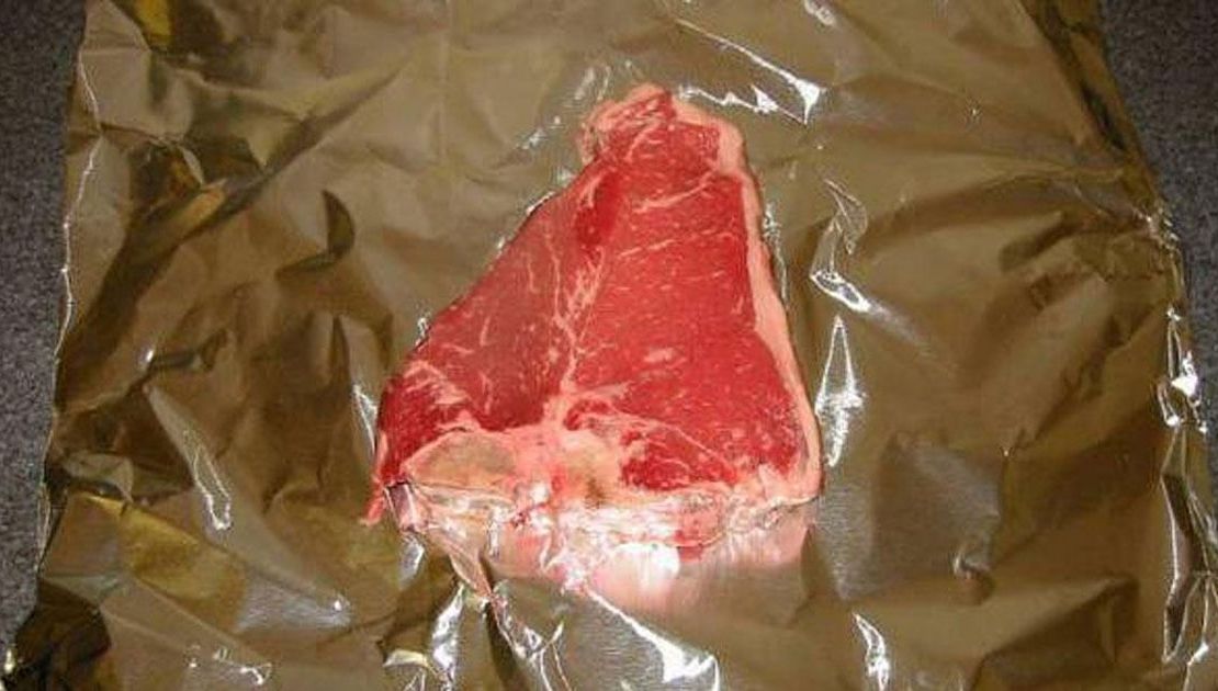 A pus carnea pe folia de aluminiu înainte de a găti: rezultat fantastic. Acum toată lumea face asta