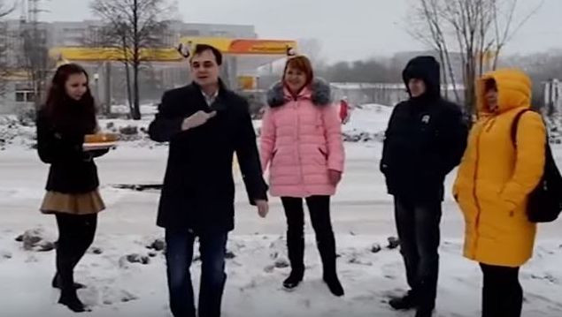 Au mers în mijlocul străzii cu tort și baloane. Ce au făcut apoi întrece orice imaginație