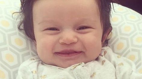 Pare un bebeluş normal. Când o să vezi cu ce s-a născut pe cap, nu te vei mai opri din râs