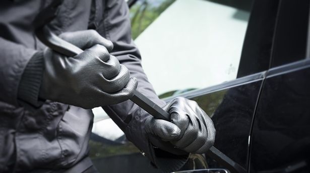 Fac parte dintr-o organizaţie criminală şi au făcut milioane de euro din furt. Cine sunt românii 