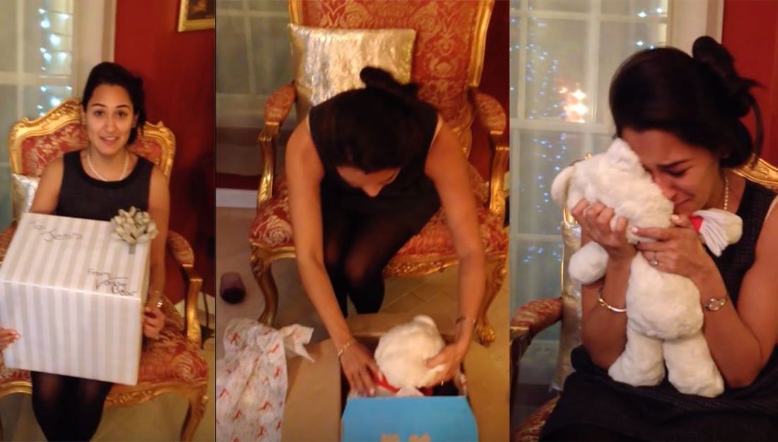 Părea un cadou banal: un urs de pluș. Când l-a primit, ea a izbucnit în plâns. Motivul e emoționant