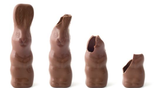 Isterie la raft! Românii vânează banii ascunși în dulciuri: zeci de ouă și de iepurași de ciocolată, distruși