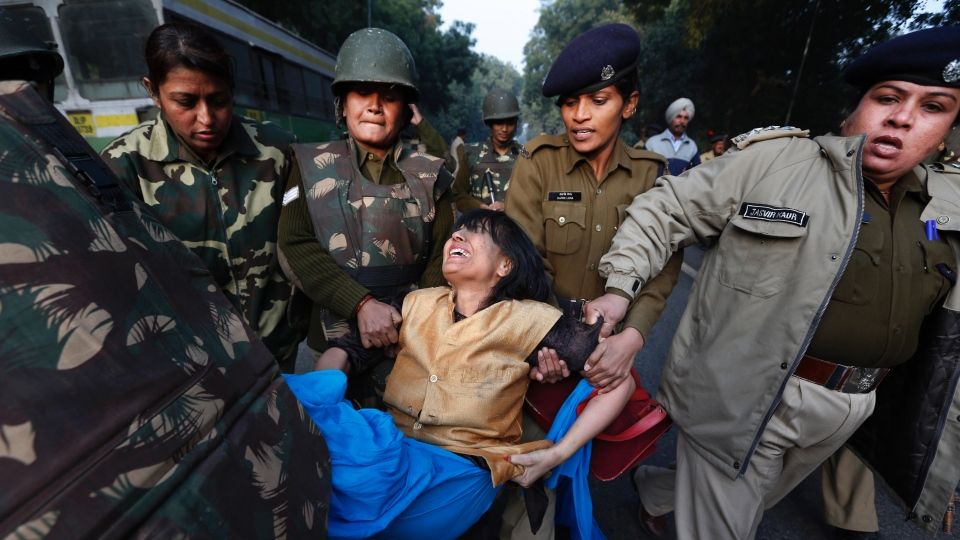 O fetiță de 3 ani a văzut cum mama sa e violată, iar fratele său ucis. Totul s-a petrecut în autobuz