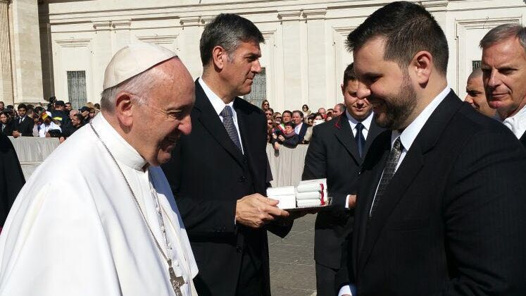 Ministrul Dan Stoenescu a mulțumit Papei pentru sprijinul acordat românilor