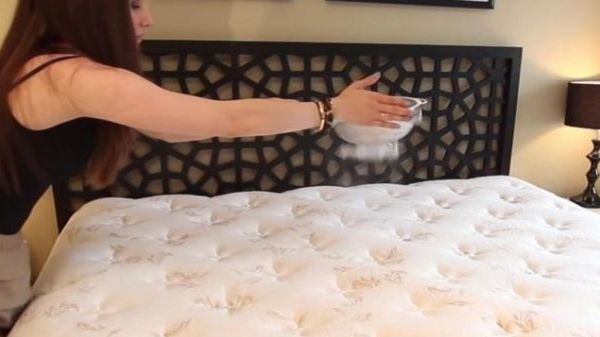 A împrăştiat bicarbonat pe toată salteaua. Motivul pentru care toţi ar trebui să facem asta!