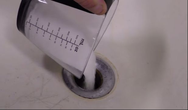 A turnat o cană plină cu sare în chiuvetă. Motivul este ingenios