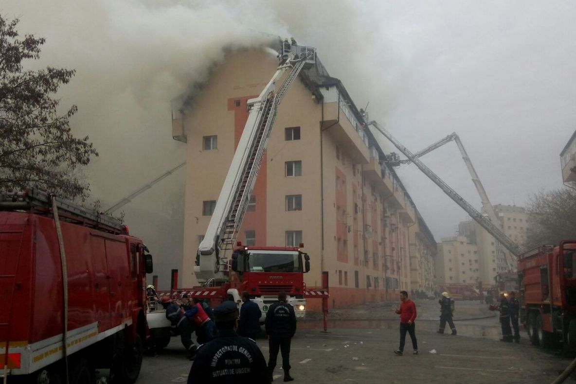 Incendiu puternic într-un bloc de locuințe din București. Pompierii intervin cu 16 autospeciale