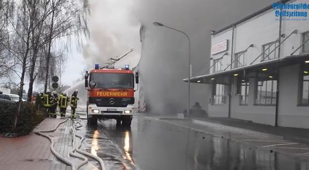 Incendiu puternic la o fabrică de procesare a cărnii de pui în Germania 
