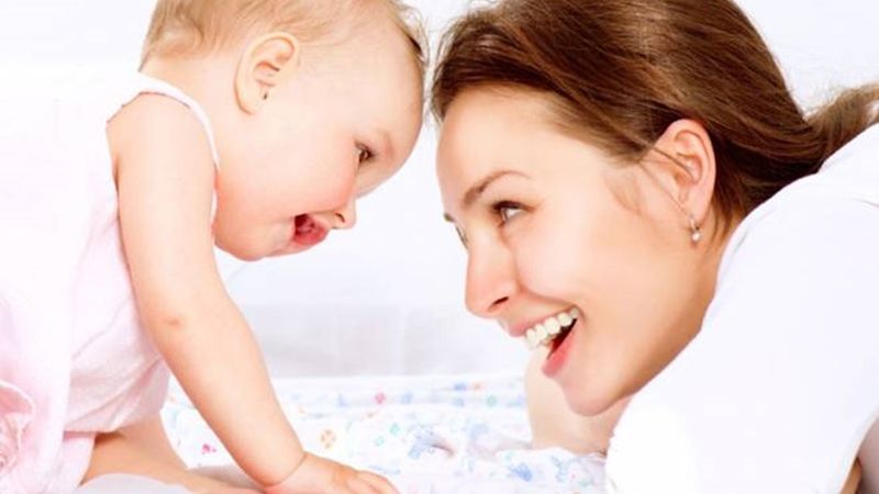 Indemnizațiile pentru mame au trecut de votul final. Plafonul de 3.400 de lei, eliminat