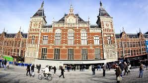 Focuri de armă trase în timpul arestării a trei bărbaţi suspecţi, în gara din Amsterdam