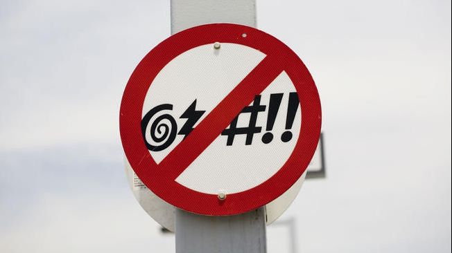 Înjuri pe stradă? Primești amendă usturătoare. În ce oraș se întâmplă asta