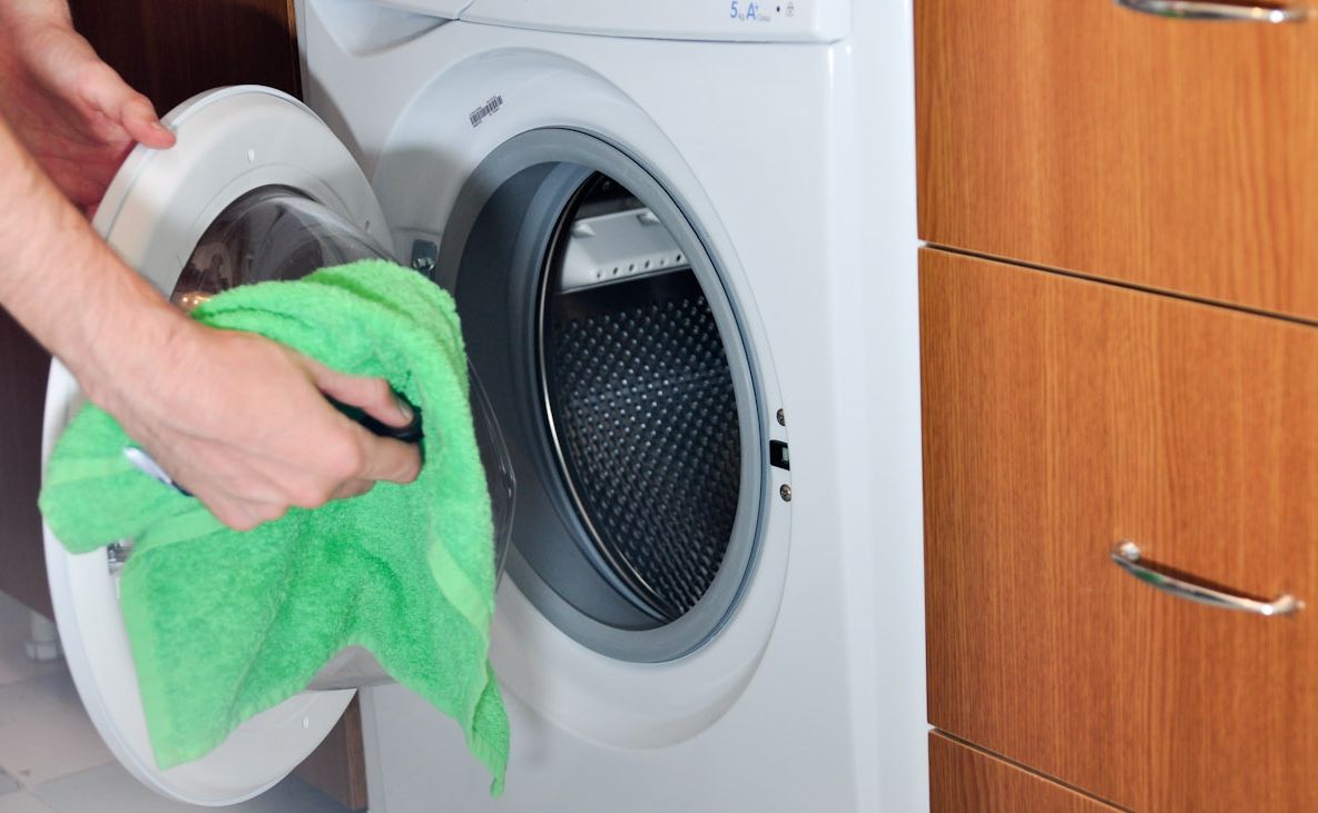 Ce să pui în mașina de spălat ca să scoți rufele mult mai ALBE, curate şi fără pete