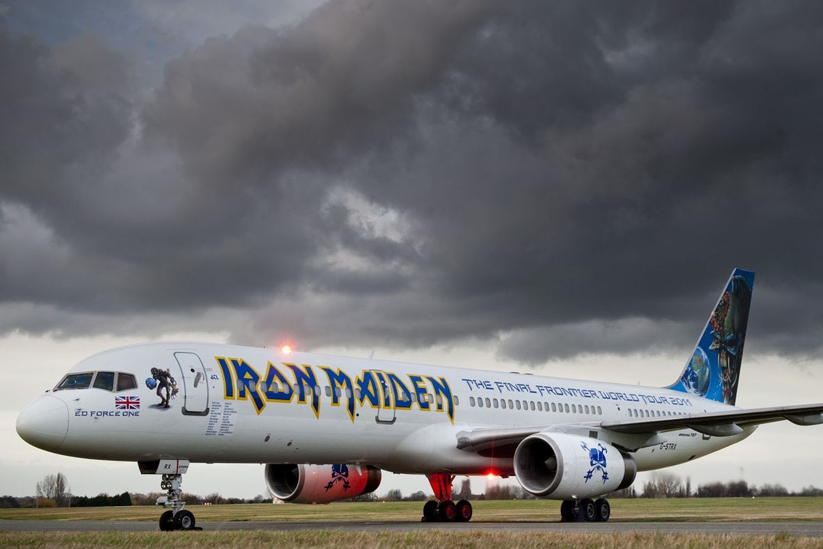 Avionul trupei Iron Maiden, implicat într-un accident. Două persoane au fost rănite 