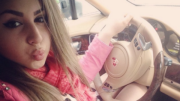 Tânăra din imagine i-a enervat la culme pe moldoveni. Cine e şi ce fotografii a postat pe Instagram