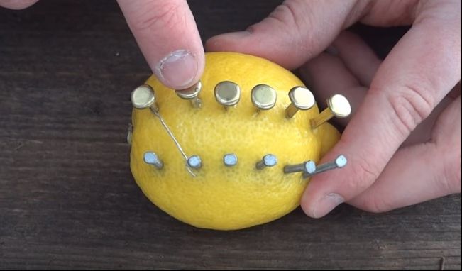 A înfipt câteva cuie într-o lămâie. Urmarea e genială. Așa ceva...
