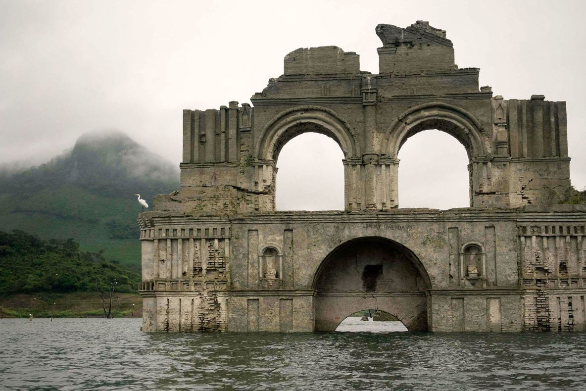 O biserică veche de 450 de ani a apărut în mijlocul unui lac. Explicaţia fenomenului neobişnuit