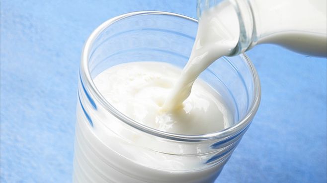 Distribuirea laptelui în şcolile din Cluj, sistată. Analizele au relevat câteva probe neconforme 