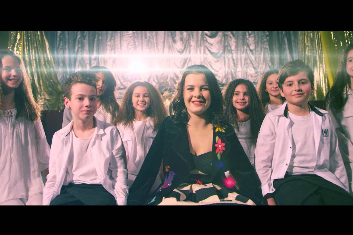 Lecţia de viaţă a lui Lorelai, fetiţa fără mâini care trăieşte fiecare zi ca pe un miracol