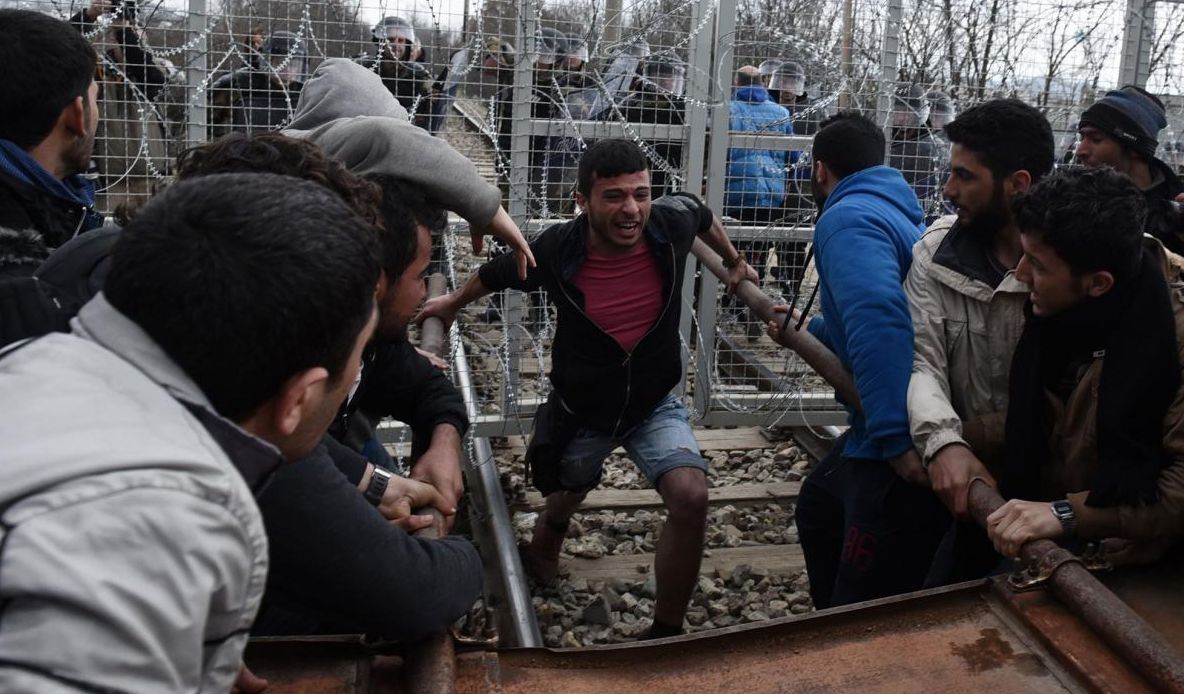 Zeci de imigranţi, răniţi la Idomeni după ce poliţiştii macedoneni au folosit gaze lacrimogene