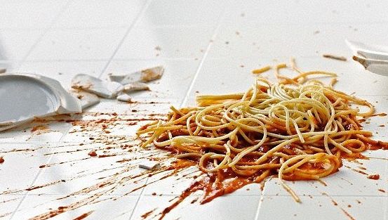 Ce se întâmplă, de fapt, când mănânci de pe jos