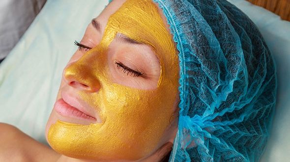 Este numită masca de aur: Scoate punctele negre şi întinereşte tenul