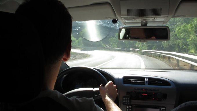 Şi-a lăsat fiul de 16 ani să îi conducă maşina. Este şocant ce a urmat după aceea