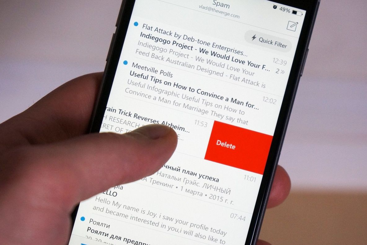 Au primit e-mailuri ciudate pe telefon. Când le-au deschis, s-au speriat. Și tu poți păți asta