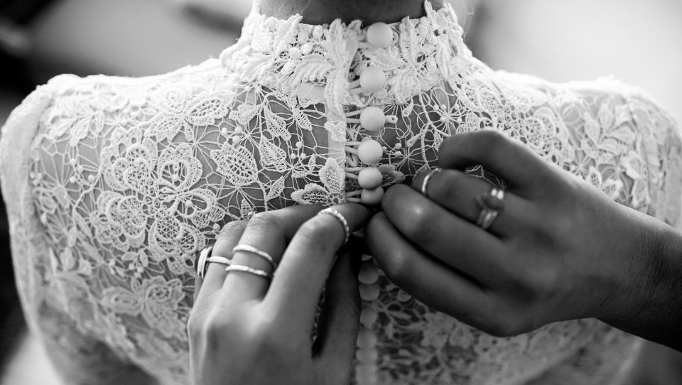 ORIBIL! Ea este cea mai DIZGRAŢIOASĂ mireasă din lume. Ce a ataşat rochiei. Au pus-o toţi la zid