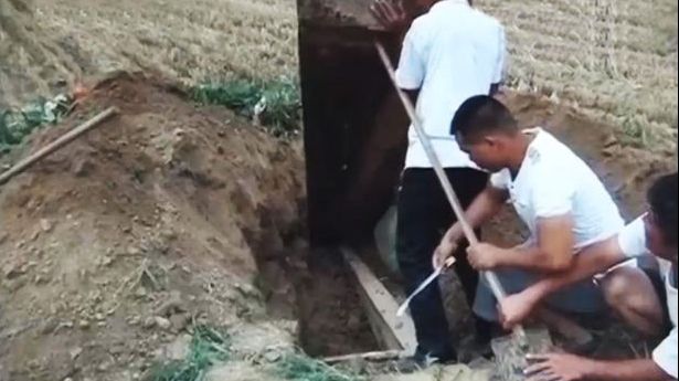 A dezgropat-o pentru un obicei bizar, care devine tot mai popular. Oamenii se sperie când află de el